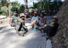 Di Tengah Istirahat Canda Serma Supriyono dan Suryoko Pererat Kemanunggalan TNI-Rakyat di Lokasi TMMD