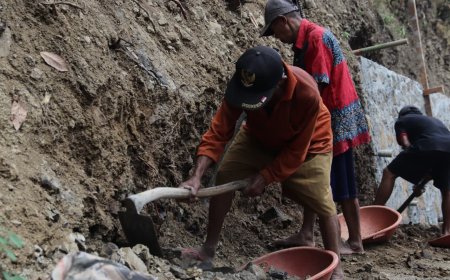 Di Usia 85 Tahun Karmudi Tetap Mengayun Cangkul Demi Suksesnya TMMD