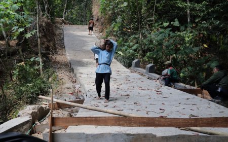 Di Usia 85 Tahun Karmudi Tetap Angkut Batu Demi Suksesnya TMMD di Gumelem Kulon