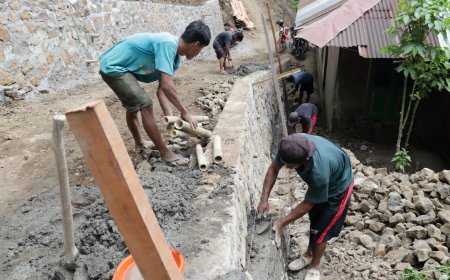 Tangan Terampil Sartono Perkokoh Talud Wujud Gotong Royong TMMD di Gumelem Kulon