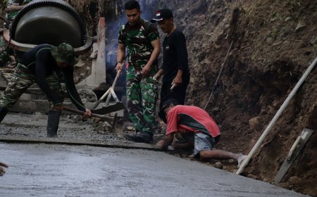 Tangan Terampil Sanudin Ratakan Beton Wujud Nyata Gotong Royong di Lokasi TMMD