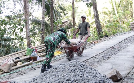 Serka Munasibun dan Warga Bahu-Membahu Langsir Semen Demi Percepatan TMMD