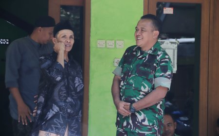 Kehangatan Komsos Peltu Widodo Menguatkan Kebersamaan TNI dan Warga di Lokasi TMMD