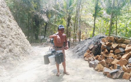 Senyum Satgas TMMD dan Penderes Nira Obrolan Hangat yang Menguatkan Semangat Membangun Desa