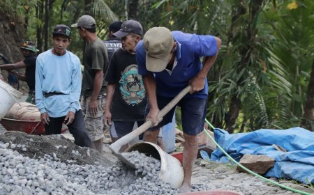 Ayunan Cangkul Rido Percepat Pembangunan Jalan TMMD di Dusun Kunir