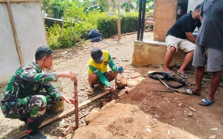 Ketelitian Jadi Kunci Satgas TMMD dan Warga Ukur Ketinggian Pondasi RTLH Milik Pak Toid