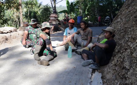 Di Tengah Istirahat Canda Serma Supriyono dan Suryoko Pererat Kemanunggalan TNI-Rakyat di Lokasi TMMD