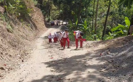 Langkah Kecil Fajar Pulang Sekolah Disambut Semangat TMMD Membangun Desa