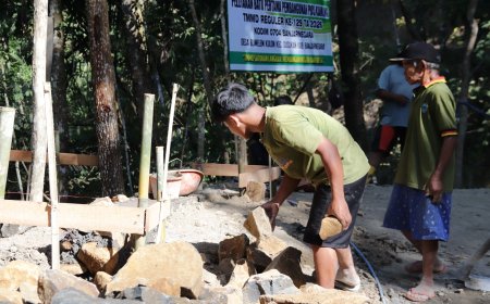 Semangat Gotong Royong yang Menguatkan Pondasi Pos Kamling TMMD