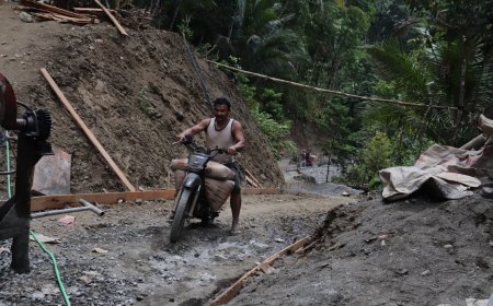Motor Andalan Edi Jadi Penggerak Harapan Langsir Semen Demi Jalan Baru di Gumelem Kulon