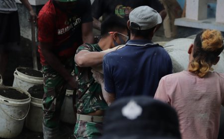 Satu Karung Semen Satu Tekad Bersama Kekompakan Pratu Diki dan Tono Percepat Pembangunan Jalan TMMD
