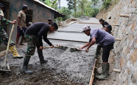 Sentuhan Terakhir Penentu Kualitas Serma Ngatman dan Warga Ratakan Beton Demi Jalan yang Kokoh