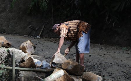Usia 73 Tahun Sumardi Tetap Semangat Pecah Batu