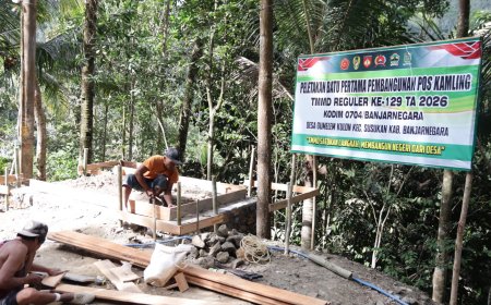 Pak Wondo Telaten Pasang Bekisting Pos Kamling TMMD Mulai Terbentuk