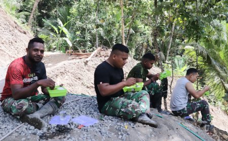 Lesehan Hangat Pererat TNI dan Warga