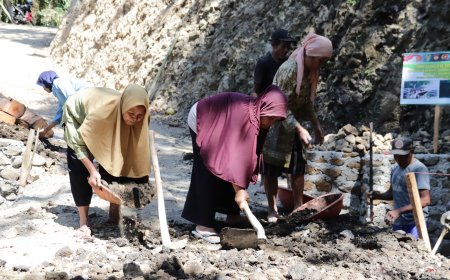 Semangat Bu Miskem di Lokasi TMMD Reguler ke 129