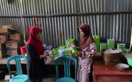 Ketulusan Bu Miswati Menyiapkan Makanan Untuk Satgas TMMD Reg 129