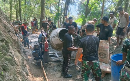 Kebersamaan TNI Polri dan Warga Pacu Pengecoran Jalan TMMD Capai 48 Persen