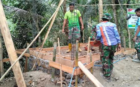 Pratu Firman dan Warga Bangun Pos Kamling