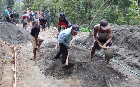 Sartono Cangkul Pasir Demi TMMD Reguler ke-129 Gumelem Kulon