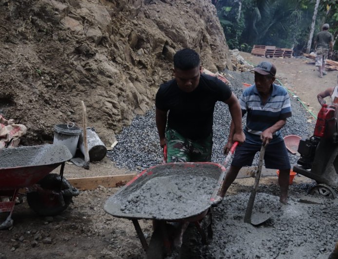 Angkong Jadi Andalan Pelda Ratam dan Warga Pacu Pengecoran Jalan TMMD