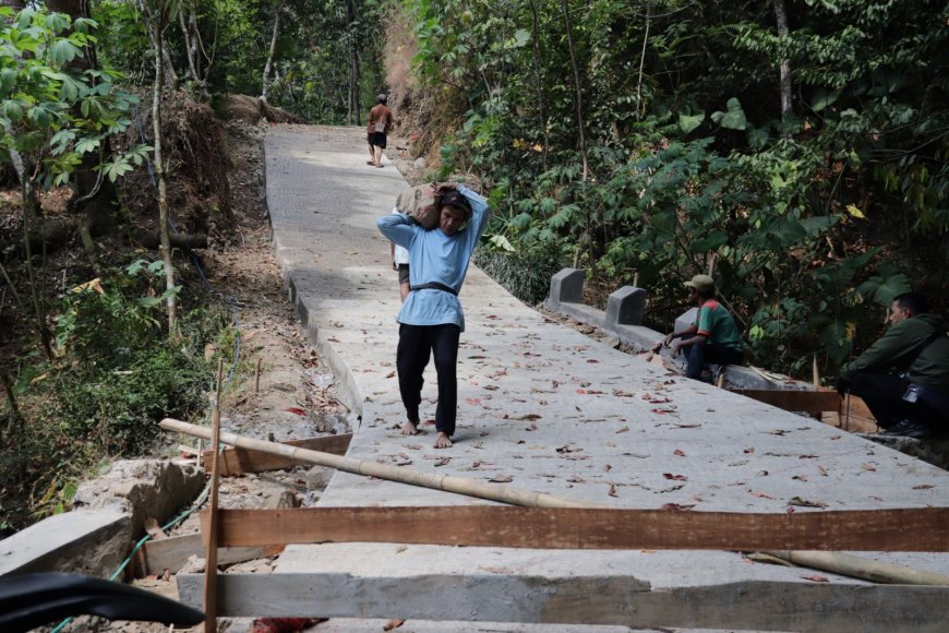 Di Usia 85 Tahun Karmudi Tetap Angkut Batu Demi Suksesnya TMMD di Gumelem Kulon