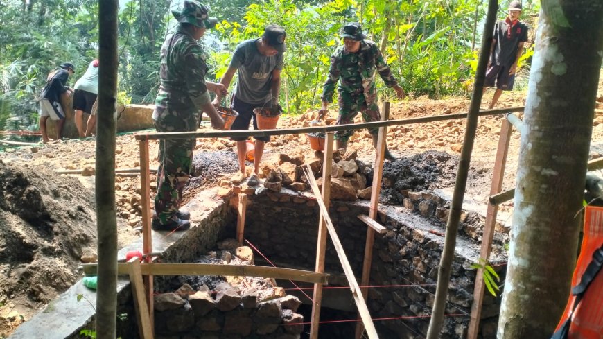 Sertu Mintarko Pimpin Semangat Gotong Royong Pembangunan Gorong-Gorong TMMD Capai 10 Persen