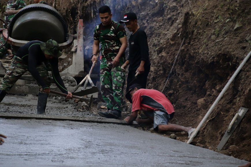 Tangan Terampil Sanudin Ratakan Beton Wujud Nyata Gotong Royong di Lokasi TMMD
