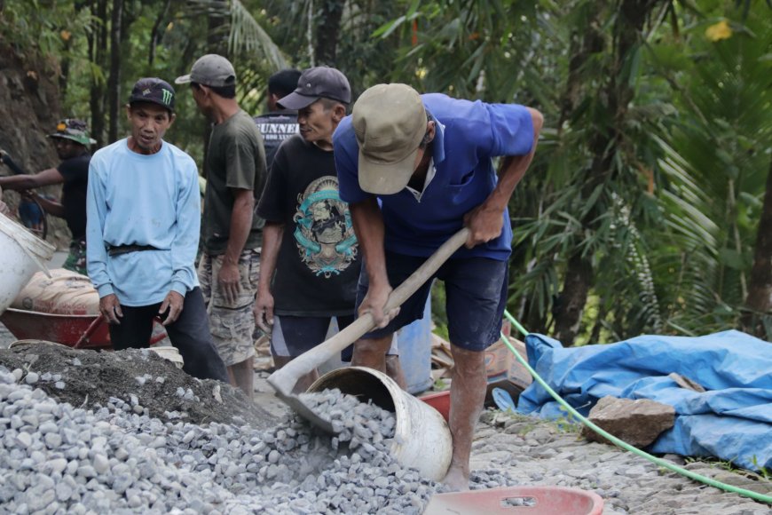 Ayunan Cangkul Rido Percepat Pembangunan Jalan TMMD di Dusun Kunir