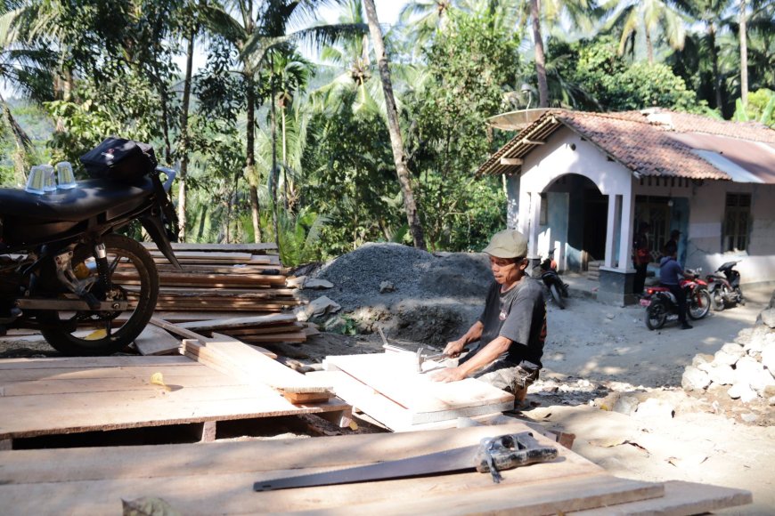 Madrohim Rakit Bekisting Plat Beton Semangat Gotong Royong Warnai TMMD Reguler ke-129 Banjarnegara