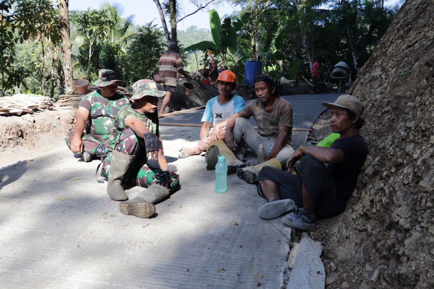 Di Tengah Istirahat Canda Serma Supriyono dan Suryoko Pererat Kemanunggalan TNI-Rakyat di Lokasi TMMD