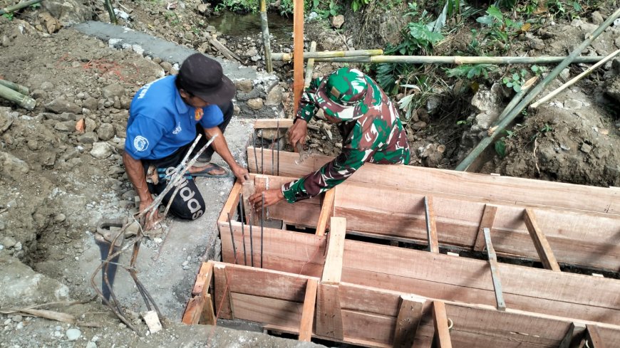 Bekisting Plat Beton Siap Dukung Pembangunan TMMD