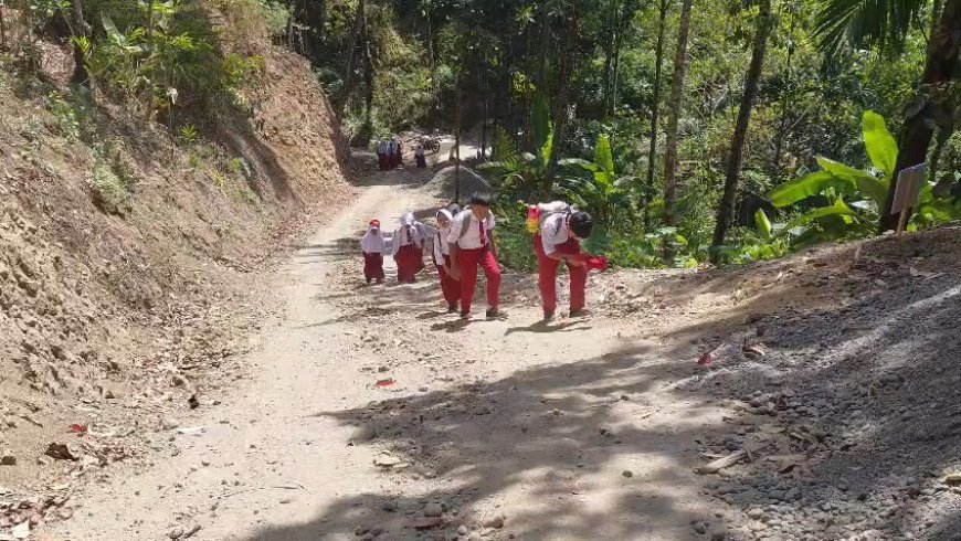 Langkah Kecil Fajar Pulang Sekolah Disambut Semangat TMMD Membangun Desa