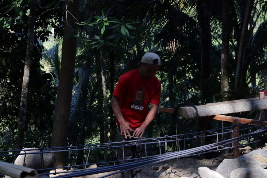 Rangkaian Besi Egi Fondasi Kuat yang Menghubungkan Harapan Warga Gumelem Kulon