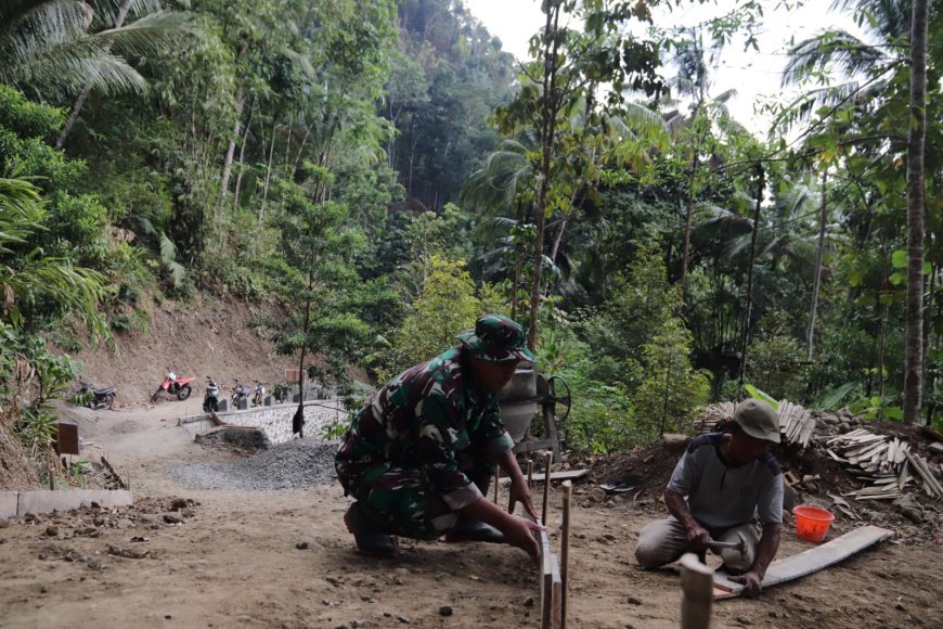 Papan demi Papan Dipasang Serda Simon dan Warga Wujudkan Jalan Impian di Gumelem Kulon