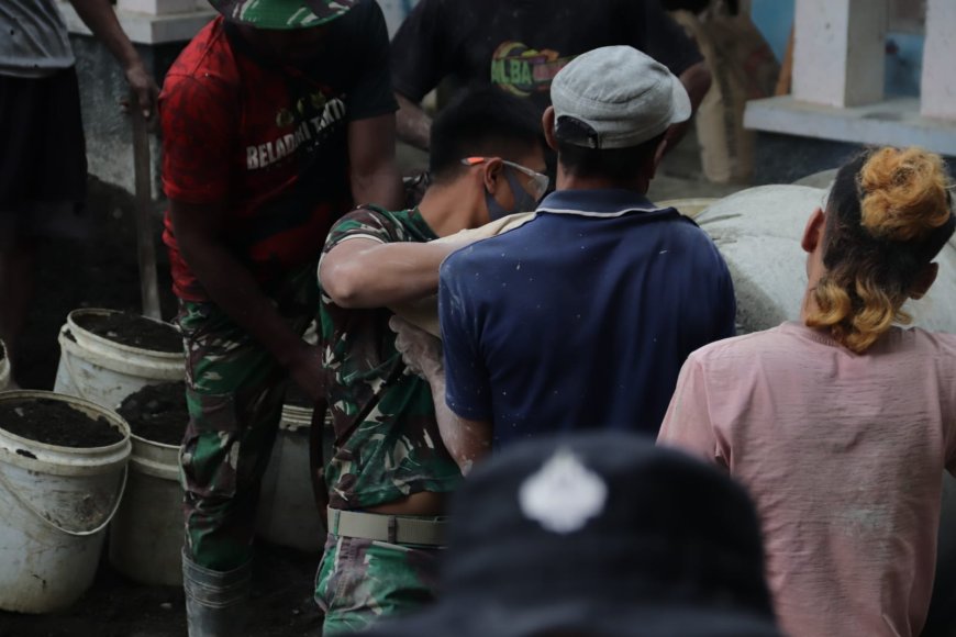Satu Karung Semen Satu Tekad Bersama Kekompakan Pratu Diki dan Tono Percepat Pembangunan Jalan TMMD
