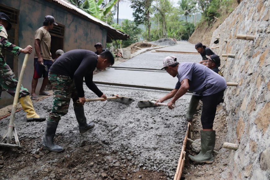 Sentuhan Terakhir Penentu Kualitas Serma Ngatman dan Warga Ratakan Beton Demi Jalan yang Kokoh
