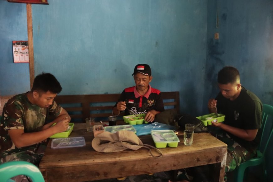 Sepiring Nasi Perekat TNI dan Warga Gumelem