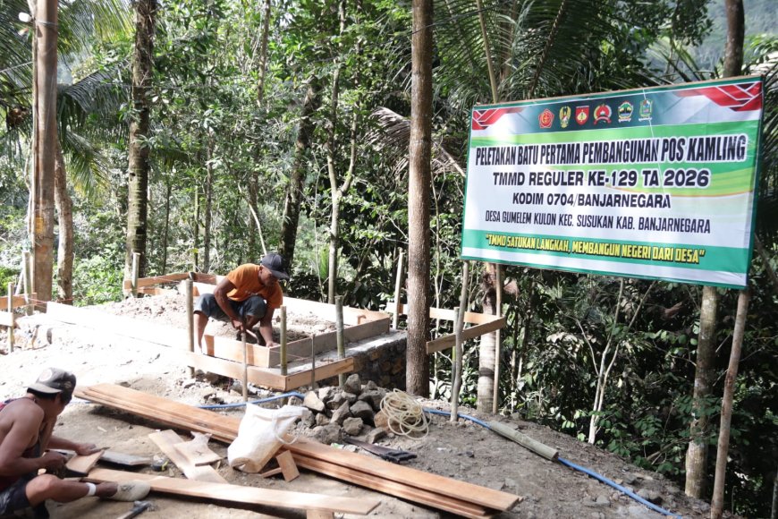 Pak Wondo Telaten Pasang Bekisting Pos Kamling TMMD Mulai Terbentuk