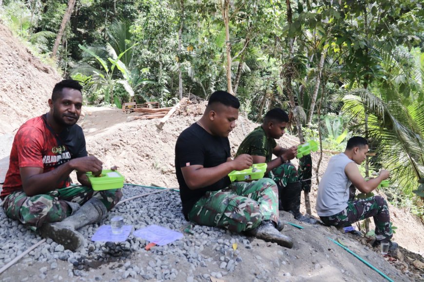 Lesehan Hangat Pererat TNI dan Warga