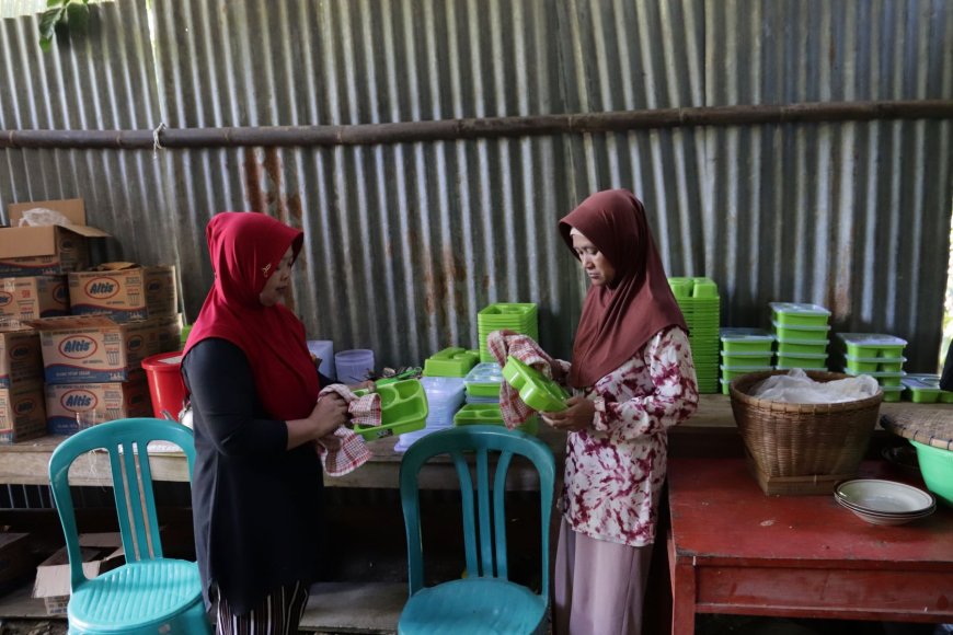 Ketulusan Bu Miswati Menyiapkan Makanan Untuk Satgas TMMD Reg 129