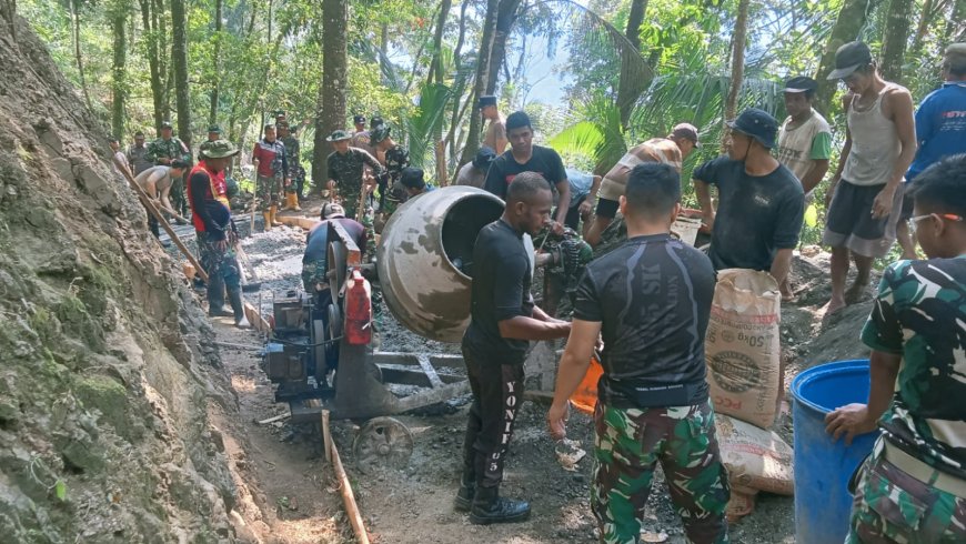Kebersamaan TNI Polri dan Warga Pacu Pengecoran Jalan TMMD Capai 48 Persen