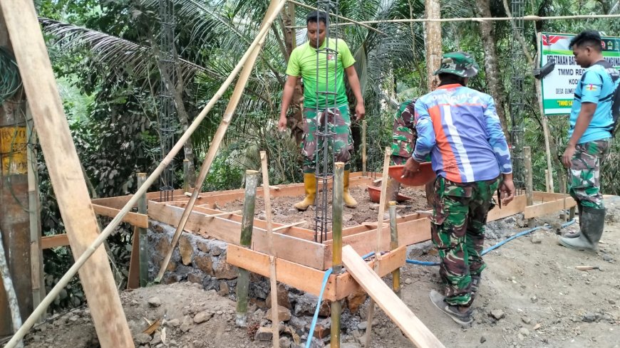 Pratu Firman dan Warga Bangun Pos Kamling