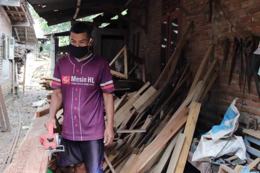 Rosadi Sumbangkan Keahlian Tukang Kayu untuk RTLH Bu Misem di TMMD