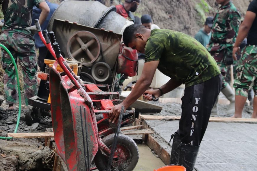 Pratu Faisal Jadi Bengkel Dadakan Di TMMD Reguler ke-129