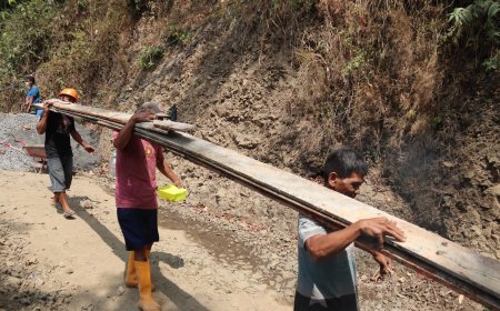Papan di Pundak Kekompakan Warga Gumelem Kulon Menguatkan TMMD