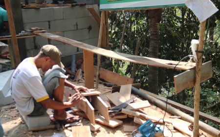 Tangan Terampil Tukang Bentuk Bekisting Plat Beton TMMD Siap Dicor