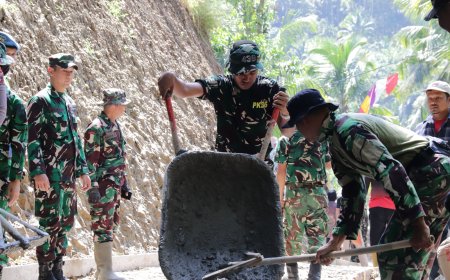 Angkong Jadi Andalan Gotong Royong TNI dan Warga Tak Kenal Lelah di Gumelem Kulon
