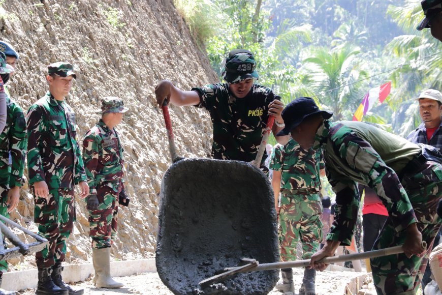 Angkong Jadi Andalan Gotong Royong TNI dan Warga Tak Kenal Lelah di Gumelem Kulon